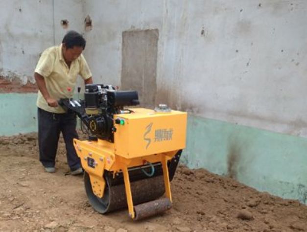 點擊查看詳細信息<br>標題：手扶式單輪壓路機工作照 閱讀次數：12193