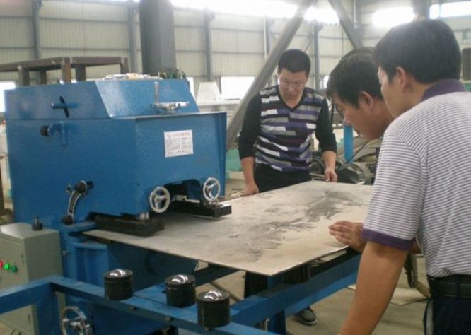 點擊查看詳細信息<br>標題：固定式平板坡口機工作照 閱讀次數：11000